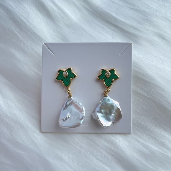 EA021 Malachite style fresh water pearl earrings - Picture 3 of 3